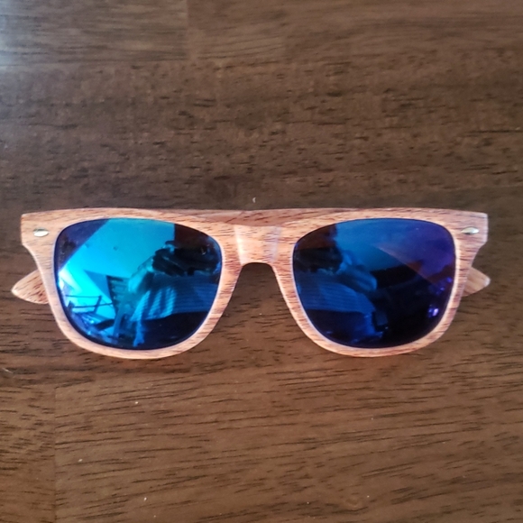 Sunglasses deal. Free pair with bundle over 75$!! - Picture 2 of 13